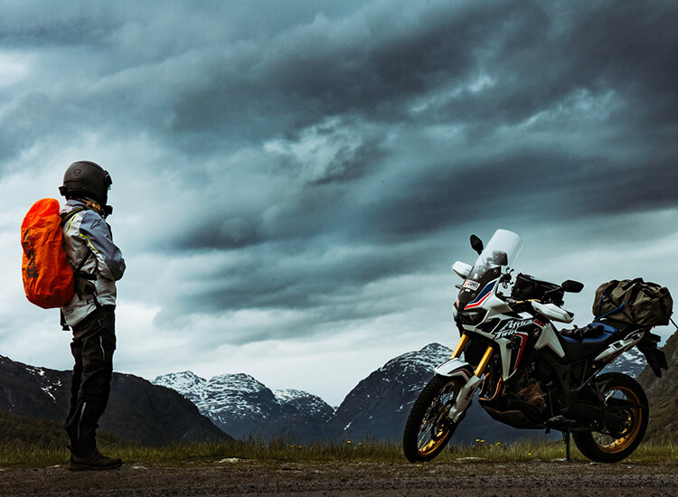「モトランドキャブレターは、ライダーの安全とご家族の安心を考えるバイクショップです。」の広告写真